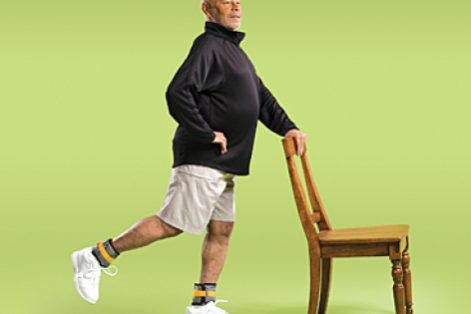 تمرین بلند کردن پا از پشت تمرین های قدرتی سالمندی