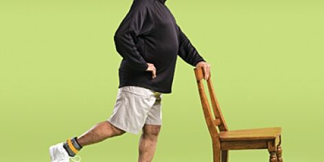 تمرین بلند کردن پا از پشت تمرین های قدرتی سالمندی