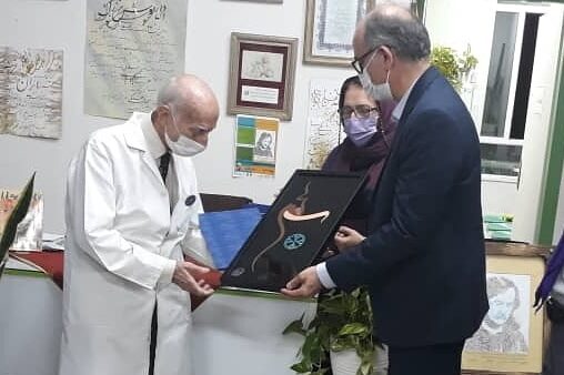 تقدیر از پرفسور فرهود توسط بنیاد فرهنگ سالمندی پرفسور فرهود بنیاد فرهنگ سالمندی