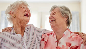 خنده درمانی سالمندی