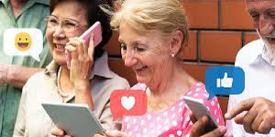 آموزش فناوری برای سالمندان : استفاده از تلفن‌های هوشمند، اینترنت و شبکه‌های اجتماعی