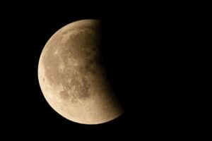 تاثیرات ماه گرفتگی در نشان آکواریوس بر سالمندان؛ فرصتی برای بازآفرینی در 6 ماه آینده